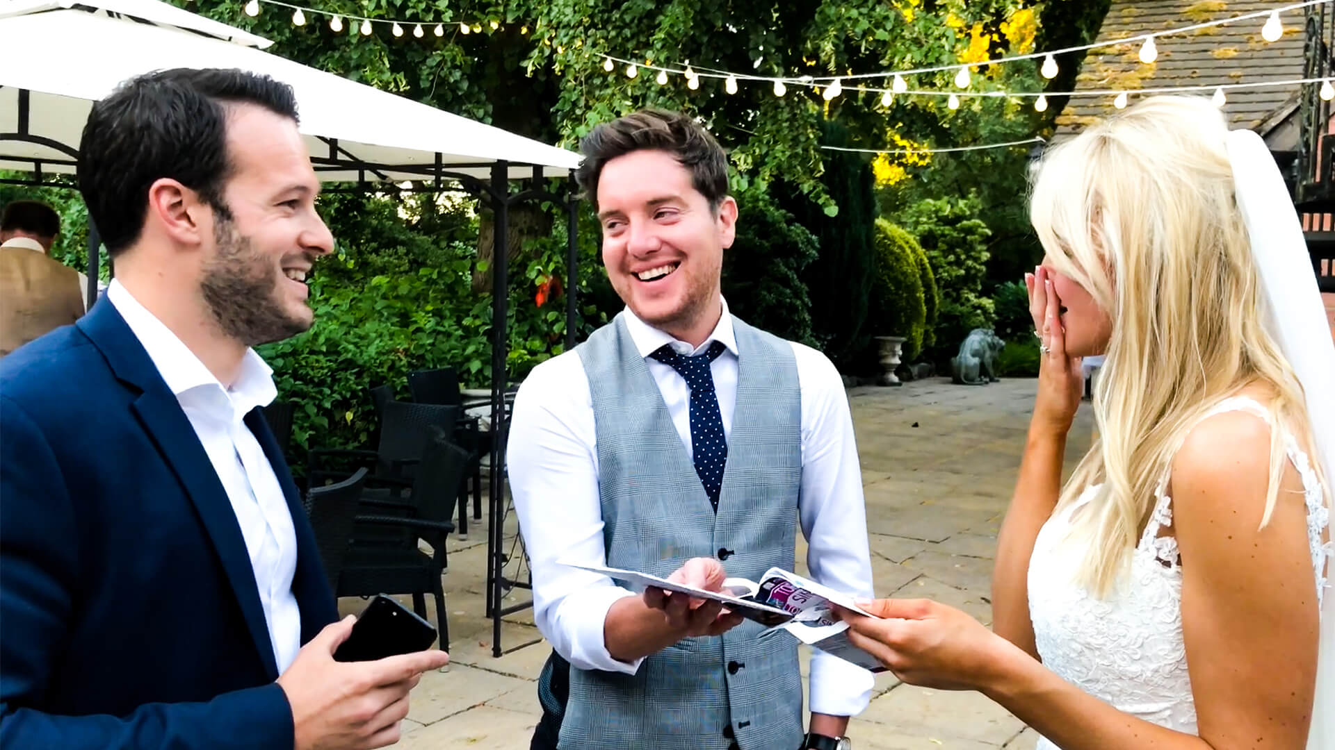 Manchester wedding magician Aaron Calvert stunning bride and groom in cheshire wedding with incredible magic
